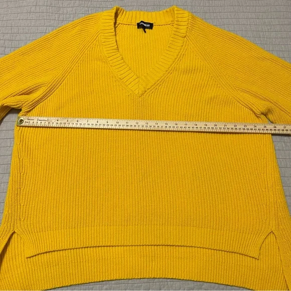 EXPRESS Yellow Oversized V Neck Sweater Size Large - Picture 3 of 8
